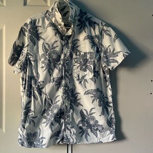 American Eagle Tropical Button-Up Poolside Shirt. Size Large. Great condition